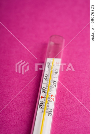 Analog thermometer on pink purple background 69076325