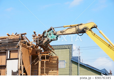 家屋の解体作業 69076385