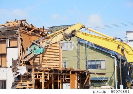 家屋の解体作業 家屋の解体作業 69076391