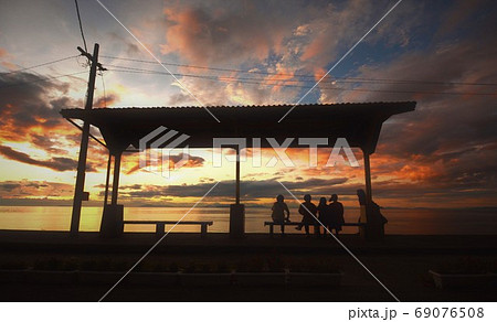 愛媛県 海の見える駅 下灘駅 夕暮れ 愛媛県 海の見える駅 下灘駅 夕暮れ 69076508
