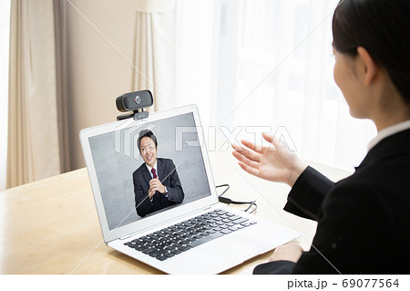 自宅でオンライン面接を受ける若い女性 自宅でオンライン面接を受ける若い女性 69077564