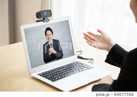 自宅でオンライン面接を受ける若い女性 69077568
