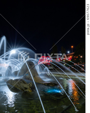 ポートアイランド北公園の噴水と神戸大橋（夜） 69077623