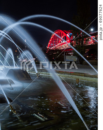 ポートアイランド北公園の噴水と神戸大橋（夜） 69077624