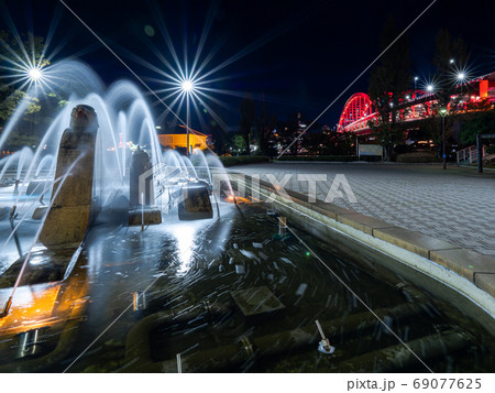 ポートアイランド北公園の噴水と神戸大橋（夜） 69077625