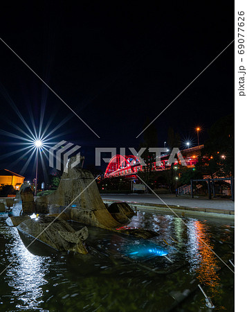 ポートアイランド北公園の噴水と神戸大橋（夜） 69077626