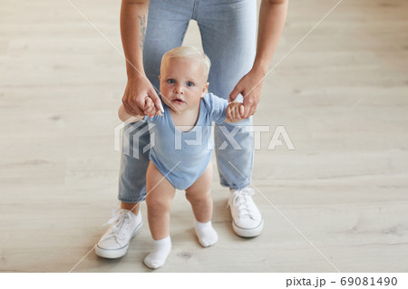 Baby Learning To Walk 69081490