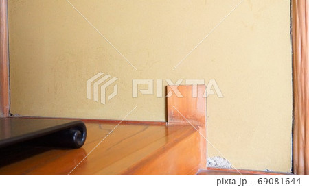 壁の穴、はがれ、隙間 69081644