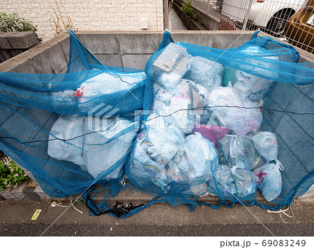 集合住宅のゴミ集積所 69083249