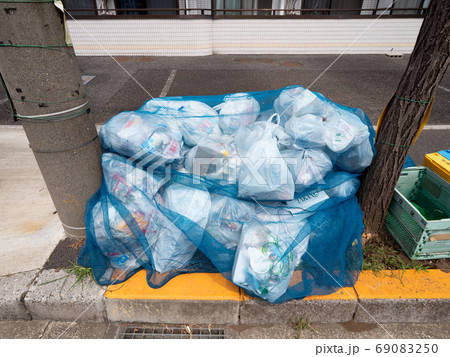 集合住宅のゴミ集積所 69083250