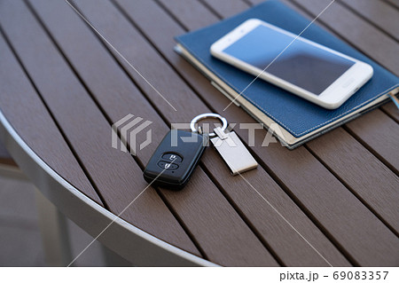 車のキーとスマホとスケジュール帳 車のキーとスマホとスケジュール帳 69083357