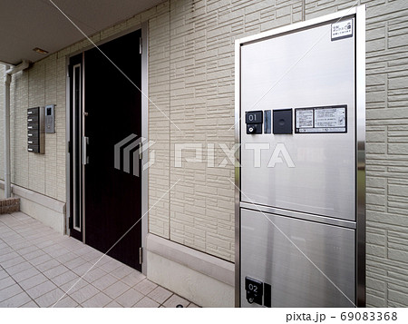 宅配ボックスが設置されたアパートのエントランス 69083368