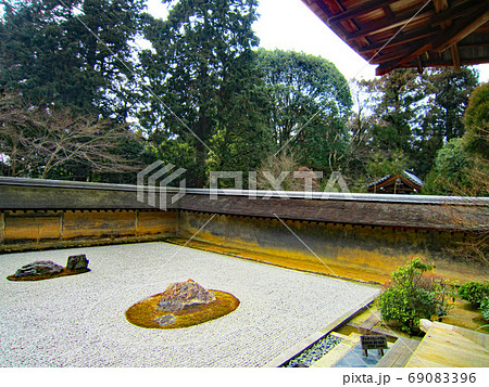 冬の金閣寺境内 冬の金閣寺境内 69083396