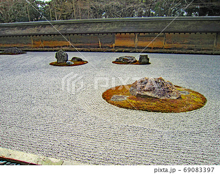 冬の金閣寺境内 冬の金閣寺境内 69083397