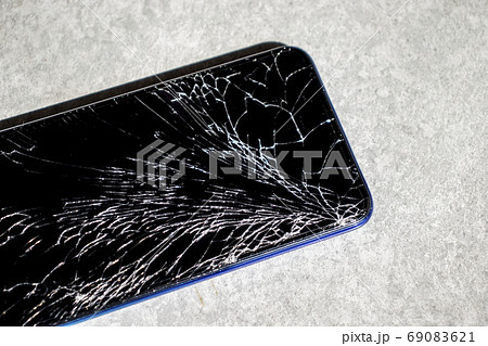 割れたスマートフォン＿ひび割れ 69083621