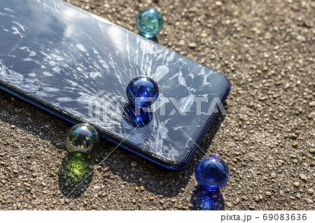 割れたスマートフォン＿ひび割れ 69083636