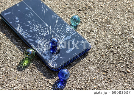 割れたスマートフォン＿ひび割れ 69083637