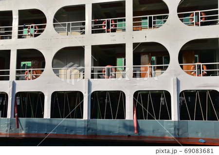 バングラデシュのダッカ　ショドルガットに停留中の長距離船　レトロな船体と船室 69083681