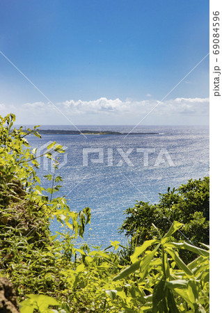 斎場御嶽 三庫理から見る久高島 斎場御嶽 三庫理から見る久高島 69084596