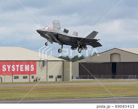 アメリカ海兵隊F-35BライトニングⅡ離陸 69085415