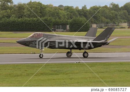 アメリカ海兵隊F-35BライトニングⅡ雨の着陸 69085727