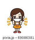 女の子　ガッツポーズ　マスク 69086381