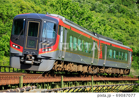 新緑の中を行く特急「うずしお」（JR四国 2600系） 69087077