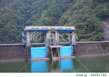 新豊根ダム 愛知県北設楽郡豊根村 の写真素材 69087188 Pixta