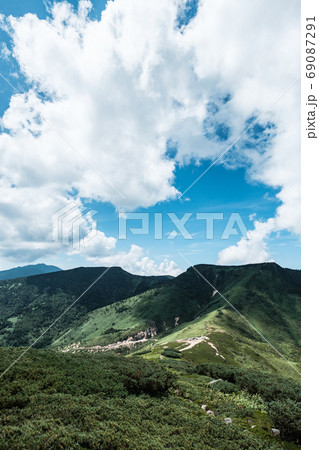 毛無山から毛無峠・破風岳・土鍋山を望む 69087291