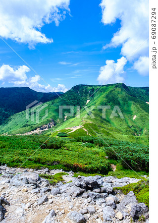 毛無山から毛無峠・破風岳・土鍋山を望む 69087294