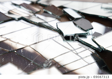 割れた鏡 横 ひび目立つアップ の写真素材
