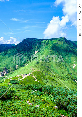 毛無山から毛無峠・破風岳を望む 毛無山から毛無峠・破風岳を望む 69087327