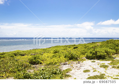久高島 ピザ浜から見た風景 久高島 ピザ浜から見た風景 69087505