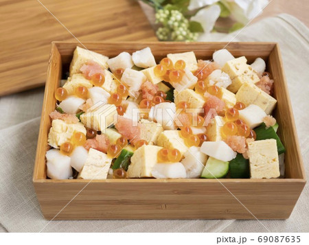 いくらが入ったおいしい海鮮ちらし寿司のお弁当 69087635