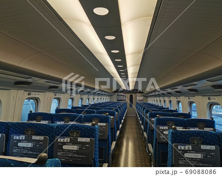 新幹線の車内、後ろから 新幹線の車内、後ろから 69088086