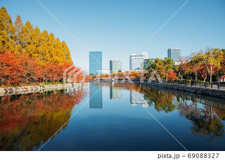 秋の大阪城公園   秋の大阪城公園   69088327