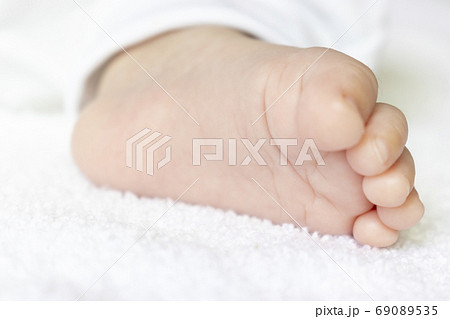 生後二ヶ月の赤ちゃんの足の裏の写真素材