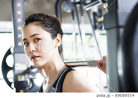 スポーツジム　女性　トレーニング　 69089554