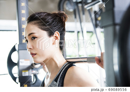 スポーツジム 女性 トレーニング スポーツジム 女性 トレーニング 69089556