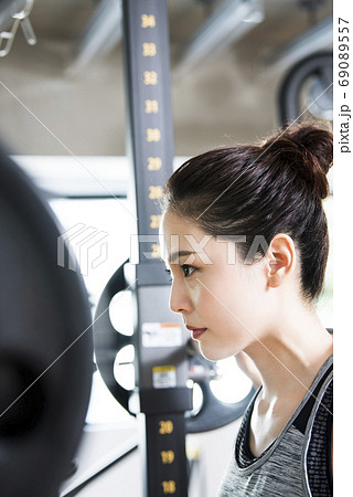 スポーツジム　女性　トレーニング　 69089557