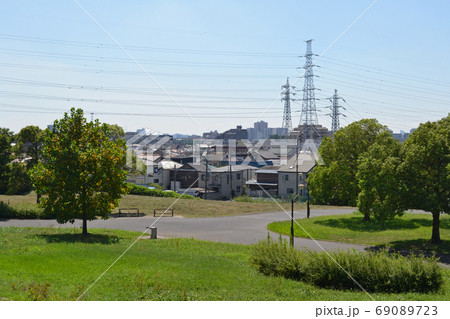 足立区西伊興の町並と送電設備　足立区舎人公園にて 69089723