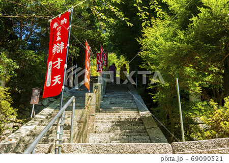 竹生島 祈りの石段165段の参道 竹生島 祈りの石段165段の参道 69090521