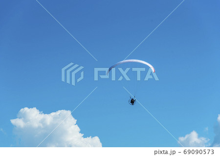 青空とモーターパラグライダー 青空とモーターパラグライダー 69090573