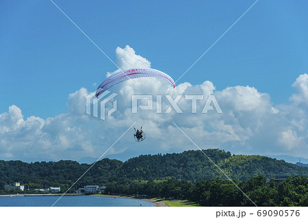 びわ湖上空を飛ぶモーターパラグライダー びわ湖上空を飛ぶモーターパラグライダー 69090576