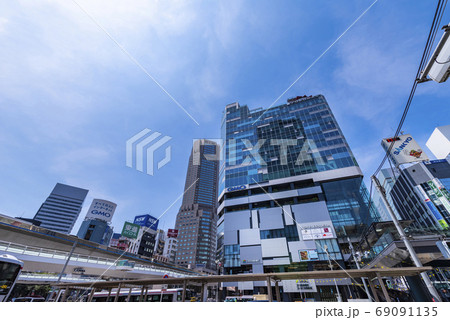 渋谷駅西口の風景　渋谷フクラスと完成した歩行デッキ 69091135