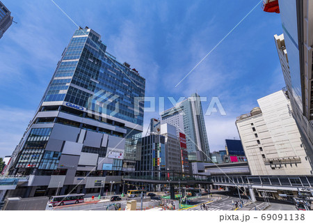 渋谷駅西口の風景 渋谷フクラスとバスターミナルの写真素材