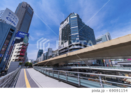 渋谷フクラスのビルディングと渋谷駅西口の歩行デッキ 渋谷フクラスのビルディングと渋谷駅西口の歩行デッキ 69091154
