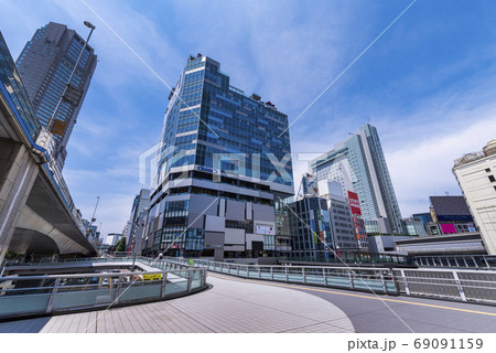 渋谷フクラスのビルディングと渋谷駅西口の歩行デッキ 69091159