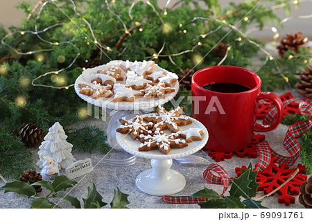 クリスマスクッキーとコーヒー 69091761