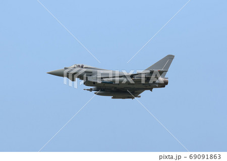 イギリス空軍戦闘機タイフーンFGR4水平飛行 69091863